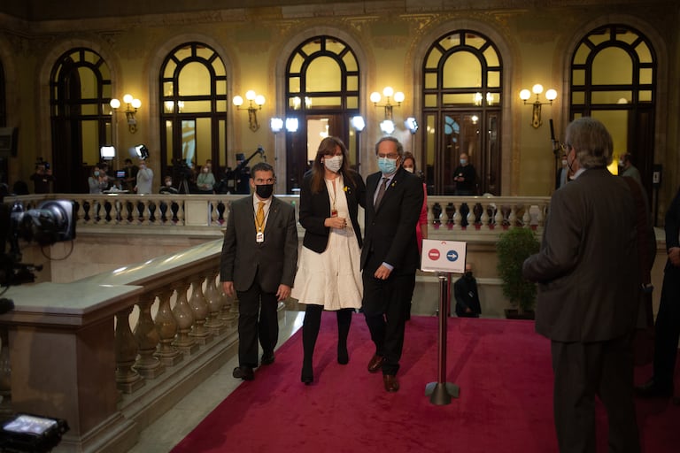 Laura Borràs, y el expresidente de la Generalitat Quim Torra con su salida del Auditorio del Parlamento tras ser proclamada nueva presidenta de la Cámara Catalana al inicio de la XIII legislatura en Barcelona.