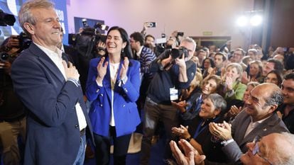 El ganador de las elecciones gallegas, Alfonso Rueda, celebra la victoria a su llegada a la sede del PP en Santiago de Compostela, este domingo por la noche.