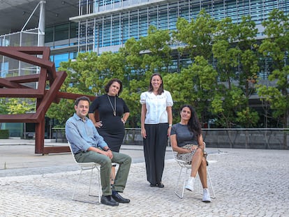 Pablo Espinar, María Ger Vázquez, Natalia Medinilla y María Eugenia Alonso (de izquierda a derecha), trabajadores de Abengoa en el campus de Palmas Altas en Sevilla.