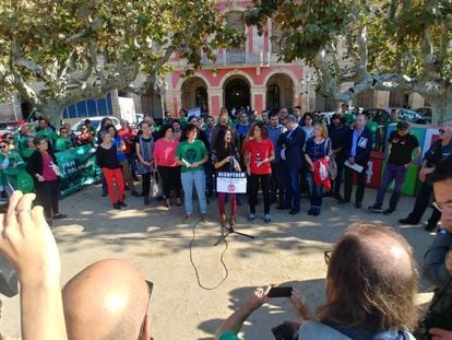 Rueda de prensa a favor de la aplicación de la Ley 24/2015, en el Parlament