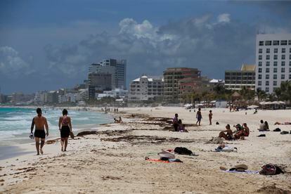 Turistas en una playa de Cancún (Estado de Quintana Roo).