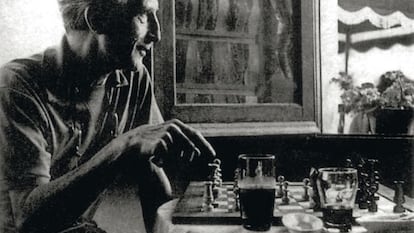 Marcel Duchamp, en el bar Melitón de Cadaqués.