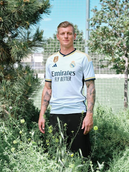 Kroos, fotografiado en exclusiva para ICON con la nueva camiseta Adidas para el Real Madrid.