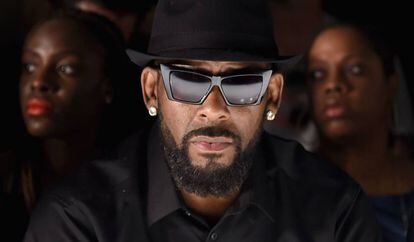 El rapero R. Kelly asiste a un desfile de la Semana de la moda de Nueva York.