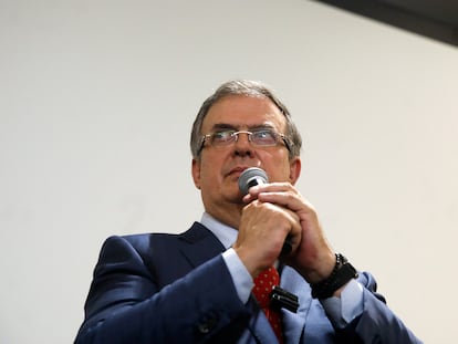 Marcelo Ebrard se dirige a los medios desde el hotel Bel Air en Ciudad de México, este 6 de septiembre.