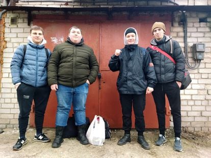 De izquierda a derecha: Danil, Danil, Lev y Sascha, de 18 años, que se han alistado en las fuerzas de Defensa Territorial y este domingo aguardaban en Dnipró para desplegarse.
