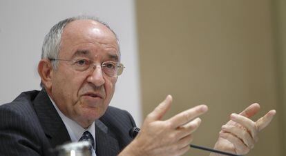 El gobernador del Banco de España, durante la rueda de prensa en la que ha hecho balance del proceso de recapitalización de las cajas.