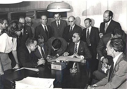 Acto de constitución de la CEOE el 29 de junio de 1977. De pie, desde la derecha: José Antonio Segurado, José Meliá, Manuel Martín, Ferrer Salat y Max Mazín, entre otros. En el centro, firmando, José Pablo Rodríguez Mantiñán. Félix Mansilla es el primero a la izquierda, sentado.