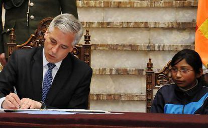 El vicepresidente, García Linera, firma la nueva ley.