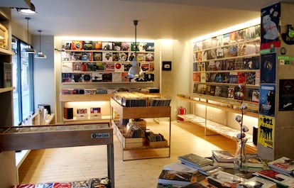 En la tienda de discos Marcapasos te puedes encontrar comprando vinilos a Miguel Ríos.