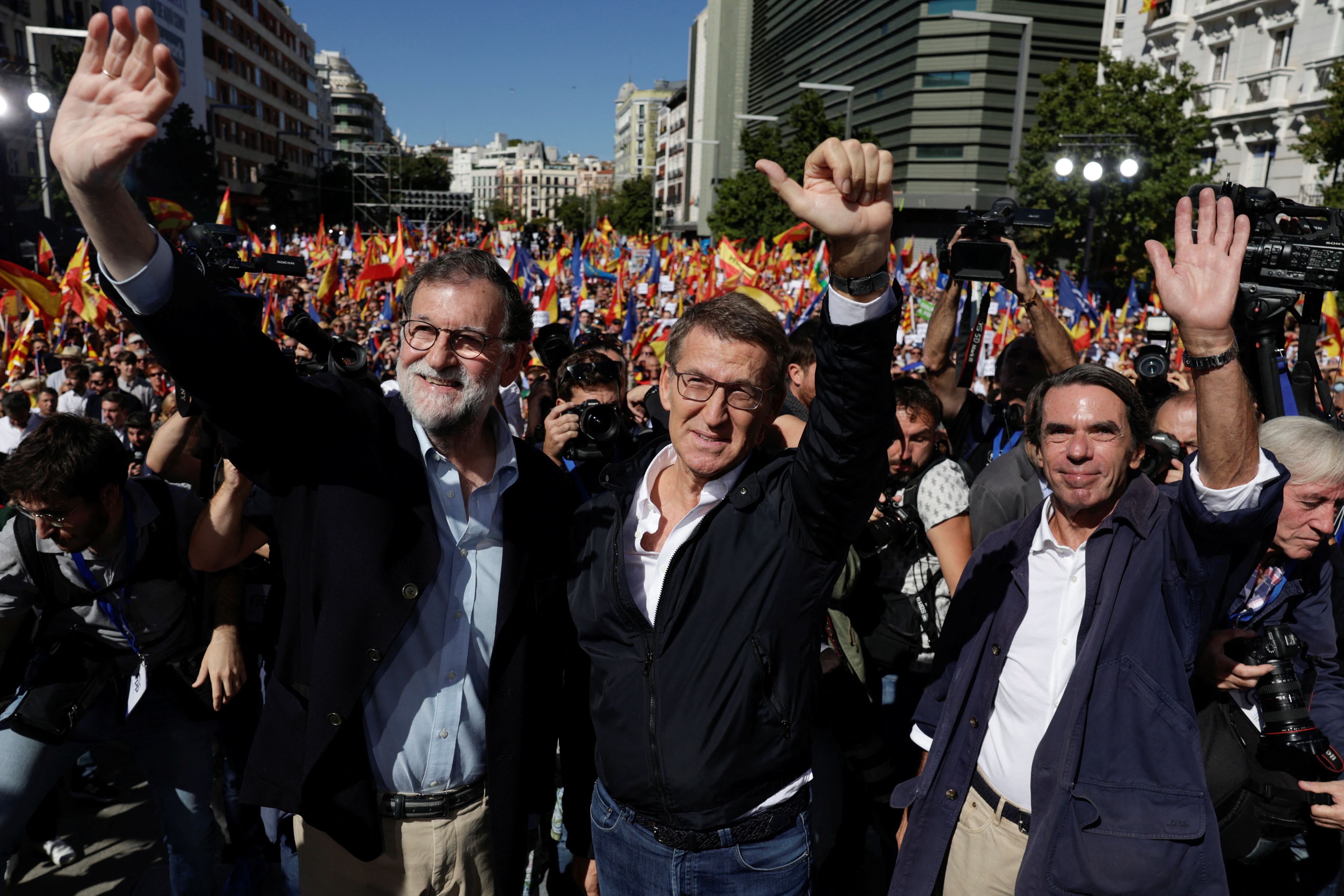 Los expresidentes Mariano Rajoy y José María Aznar flanquean al presidente del PP, Alberto Núñez Feijóo.