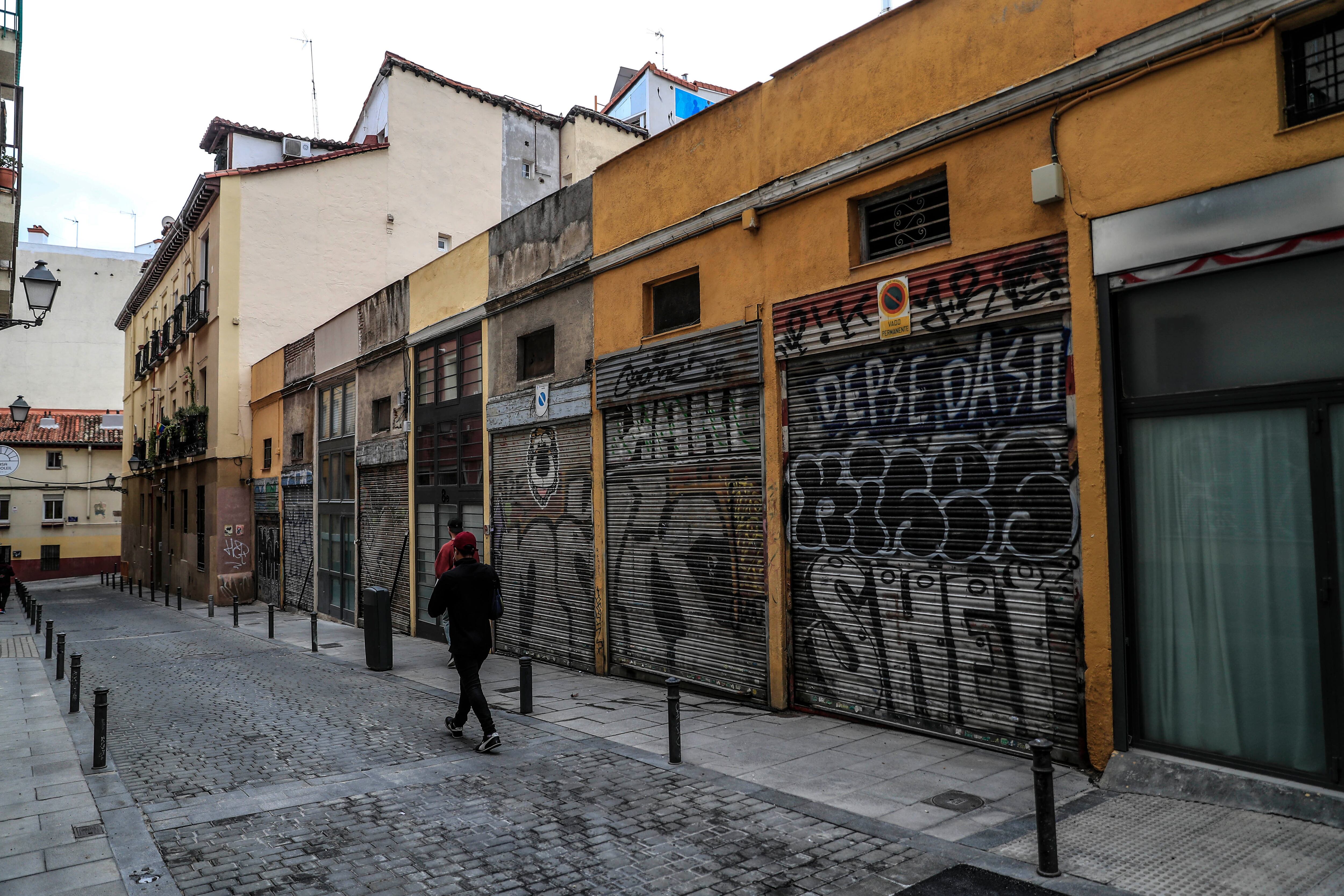 Locales comerciales convertidos en vivienda en la calle de San Pedro Mártir, en Lavapiés,