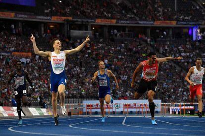 Karsten Warholm entra ganador de la final de 400m vallas.