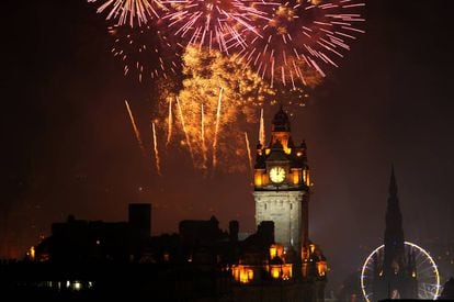 Fuegos artificiales durante el Hogmanay de Edimburgo (Escocia).