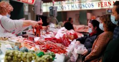 Vista general de un puesto de pescados y mariscos en el Mercado Central de Valencia.