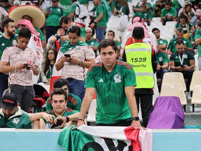 Un aficionado mexicano tras la eliminación del Tri en el Mundial de Qatar