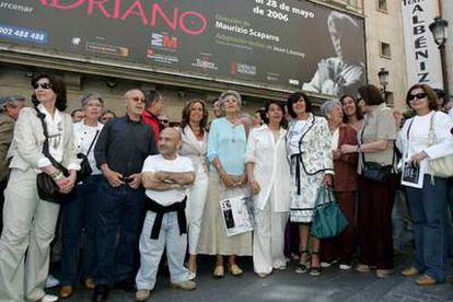 Instante de la concentración de esta mañana en la puerta del teatro Albéniz de Madrid.