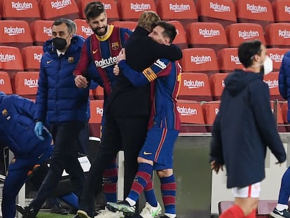 Koeman y Messi se funden en un abrazo tras eliminar al Sevilla en Copa.