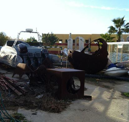 Escultura abandonada en el depósito de Calp, según denuncia el PP