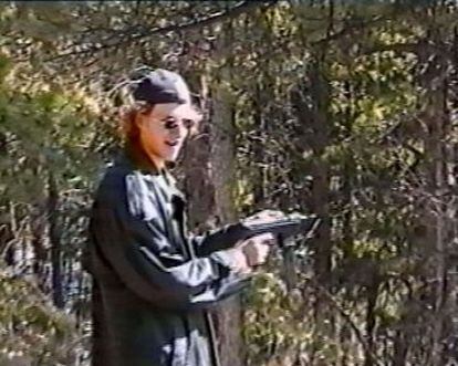 Dylan Klebold practicando con un arma un mes antes del asesinato. La imagen está capturada de un vídeo localizado por la policía.