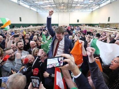 Seguidores del Sinn Fein celebran en Cork los resultados electorales con uno de sus diputados.