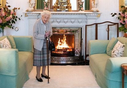 Esta es la foto de la última aparición pública de la reina Isabel II, tomada el 6 de septiembre, dos días antes de fallecer, mientras esperaba a la nueva primera ministra del Reino Unido, Liz Truss, en una de las salas del castillo de Balmoral (Escocia). 