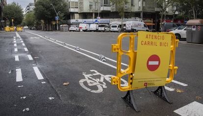 Carril bici en construcció, al carrer París, a Barcelona.