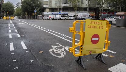 Carril bici en construcci&oacute;, al carrer Par&iacute;s, a Barcelona.