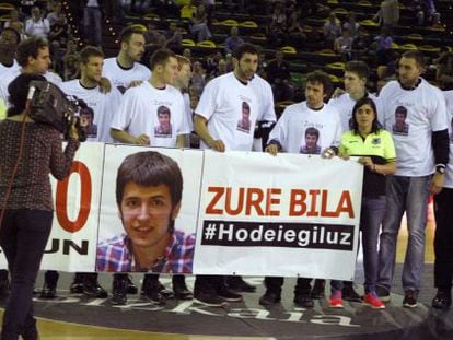 Los jugadores del Bilbao Basket con una pancarta en favor del desparecido Hodei Egiluz.