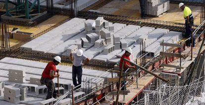 Trabajadores de la construcción levantan un edificio en Bilbao. 