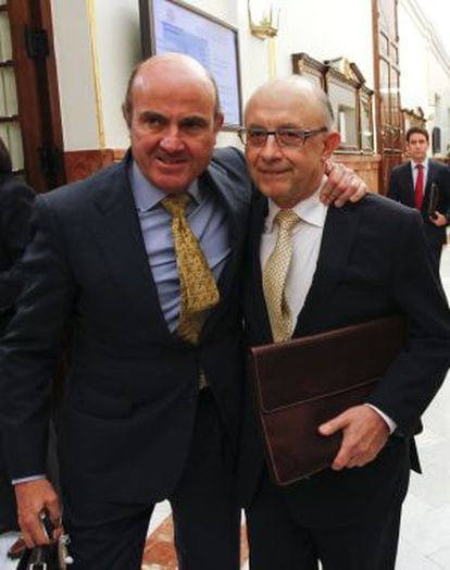 Cristobal Montoro, ministro de Hacienda, junto a Luis de Guindos, ministro de Economia.