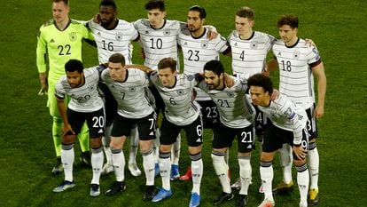 El equipo de Alemania posa antes de un partido.