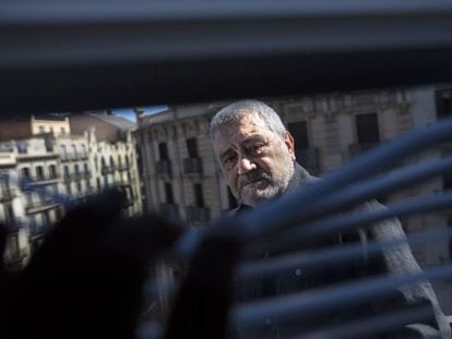 El editor Gonzalo Pontón, en el balcón de su editorial en Barcelona.