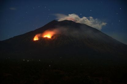 Los árboles arden en las laderas del volcán Monte Agung y en la isla de Bali (Indonesia).