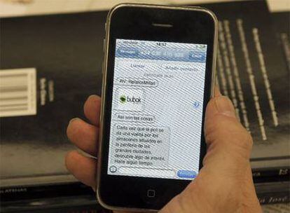 Un usuario lee en su móvil uno de los <i>articuentos</i> de Juan José Millás.