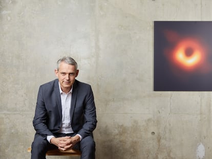 El astrónomo alemán Heino Falcke, junto a la primera imagen de un agujero negro.