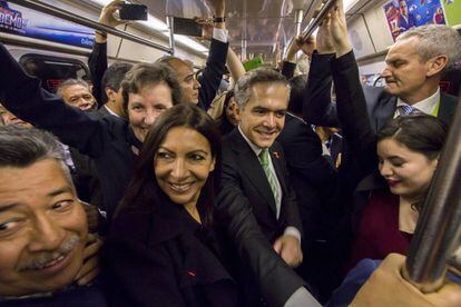 La alcaldesa de Par&iacute;s, Anne Hidalgo y el jefe de gobierno, Miguel &Aacute;ngel Mancera viajan en el metro de la Ciudad de M&eacute;xico. 