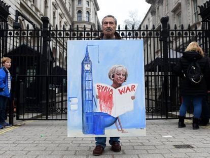 Un hombre protesta contra la acción militar en Siria junto a Downing Street.