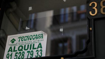 Un cartel de alquiler en Madrid.