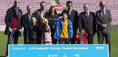 Foto tras el acuerdo de las fundaciones del Barça, de Messi y el IESE con el Hospital Sant Joan de Déu.