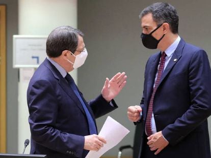 Pedro Sánchez conversa con el presidente chipriota, Nicos Anastasiades, este sábado en Bruselas. 