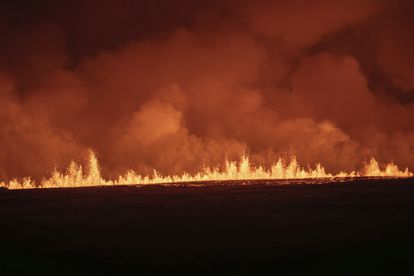 Fuentes de lava, en un momento de la erupción volcánica, que expulsa entre 100 y 200 metros cúbicos de lava por segundo.