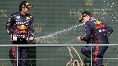 Checo Pérez y Max Verstappen celebran el 1-2 para Red Bull, este domingo en Bélgica.