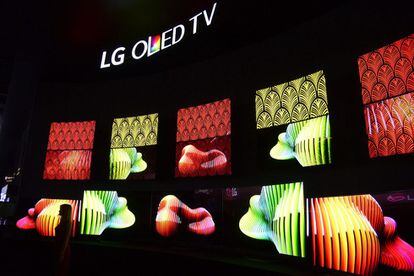 Televisores curvos LG OLED se exhiben durante la inauguración de la Feria Electrónica de consumo CES en Las Vegas