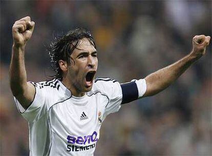 Raúl festeja el primer gol madridista