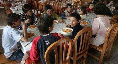 Alumnos de un centro rural de Castell&oacute;n becados, comiendo en un restaurante concertado. 