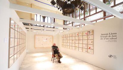 Antoni Llena ante sus dibujos en la sala Lluís Millet del Palau de la Música.