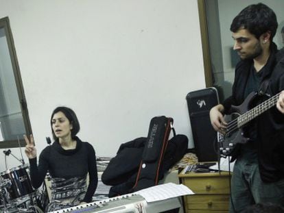 Alumnos de la Escuela de Improvisaci&oacute;n de Malasa&ntilde;a ensayando.