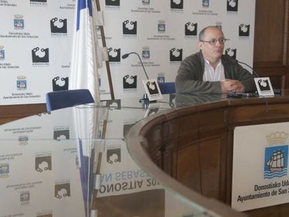 El alcalde de San Sebastián, Juan Karlos Izagirre, durante la rueda de prensa que ha ofrecido para valorar el informe de la Unión Europea sobre San Sebastián 2016.