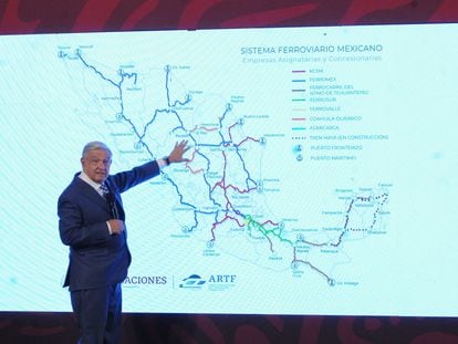 Andrés Manuel López Obrador muestra un mapa del sistema ferroviario mexicano, durante su conferencia matutina de este miércoles.